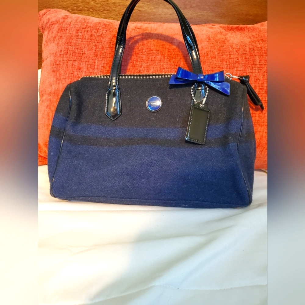 AUTHENTIC VINTAGE COACH WOOL HANDBAG WITH PATENT LEATHER HANDLE AND BOW